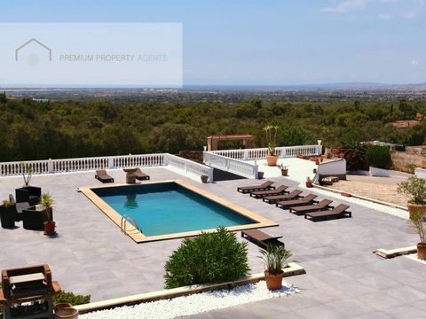 Unique villa in Marratxí, Mallorca, with spectacular views over the bay of Palma and exclusive facilities. This select property has a main house of 550m2, a guest house of 100m2, tennis court and swimming pool, on a plot of 2.700m2. The main house is...