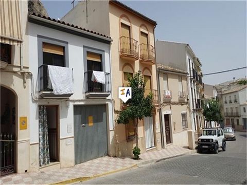 Dit herenhuis met 3 slaapkamers en 2 badkamers met een eigen garage en zonneterrassen plus bergingen is gelegen in de populaire stad Luque in de provincie Cordoba in Andalusië, Spanje. Gelegen aan een brede straat met parkeergelegenheid aan de overka...