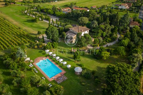 In unmittelbarer Nähe von Cortona in der Toskana steht diese alte Villa mit Park und Swimmingpool. Das Anwesen, das vollständig restauriert wurde, wird derzeit als Gästehaus genutzt und umfasst 15 Zimmer, 18 Badezimmer und 5,8 ha Land. Die Anlage hat...