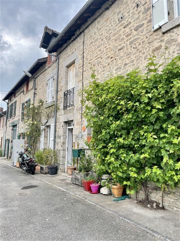 Real estate complex comprising three residential houses, two of which are rented. The first (181.1 m²) comprises on the ground floor: an entrance hall, living room, fitted and equipped kitchen with pellet stove, dining room, shower room, laundry room...