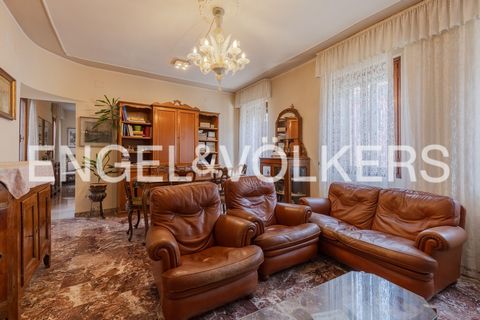 The staircase and grate that lead us into the flat already introduce the typical Venetian flat of recent construction. The entrance is on a corridor, we walk along it to the right and arrive in the bright living room with exposed stucco on the ceilin...