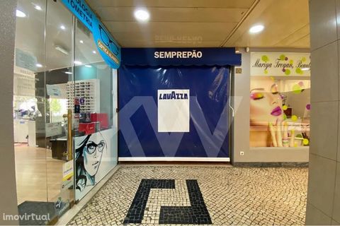 Shop with smoke outlet on the 1st floor of the Mouras Shopping Centre, in the Quinta das Conchas area in Lumiar. **INVESTMENT PROPERTY - Contact us for more information about the current lease.** The 24 m2 store has access from the interior of the ce...
