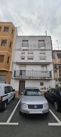 Attention economic In the old town of Perelló a municipality with some of the best crystalline coves on the Costa Dorada we offer a 116 M2 terraced house for sale on 4 floors distributed in several rooms 4 bedrooms full bathroom separate kitchen and ...