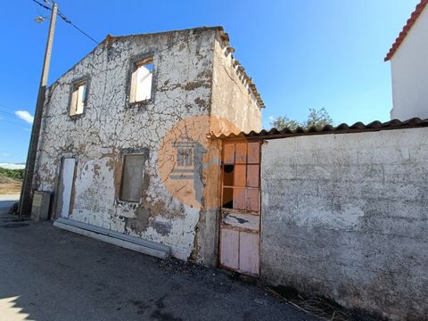 Old house to renovate in the Galvana area, with good access and just 5 minutes from the city of Faro. The house has a construction area of 73m2 and is located on an 89m2 plot of land. It has electricity, sanitation and mains water nearby. This is an ...