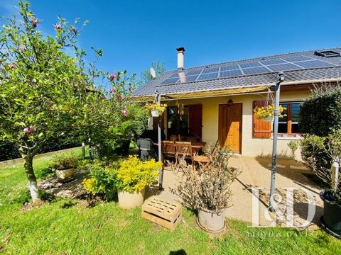 To be discovered in a quiet and residential area of Challes-les-Eaux, this house of about 140 m² with 4 bedrooms and office, terraces, garage, fully enclosed garden and photovoltaic panels. Built in 1991, and recently renovated, on 433 m² of land, it...