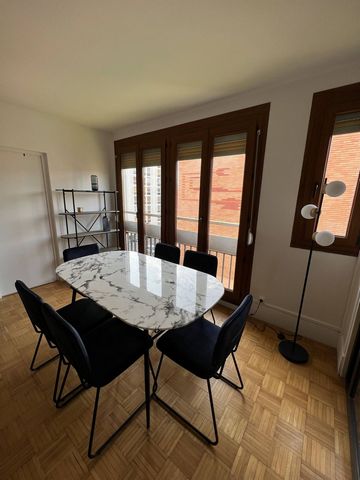 Fully renovated 93m2 flat with spacious living areas. The living room is shared and gives access to the fully equipped kitchen. There are three bedrooms. The bedroom is 14 m2 and includes a workspace and storage space. In addition to the chest of dra...