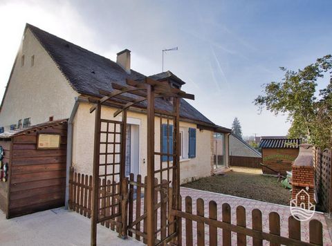 You are looking for a family home or why not develop a tourist activity, this house in good condition and fully furnished will seduce you with its location: 2 minutes walk from the bastide of Domme. The house consists of an entrance leading to a kitc...