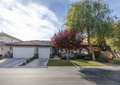 Spacious Single Story Home with 3 bedrooms, 3 bath plus a den/office. Open concept Chef style kitchen with 6 burner Wolf cooktop and grill. Large kitchen island with ample storage, pull-out shelves, pull-out spice rack, built-in double ovens, granite...