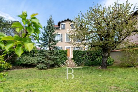 Ecully - Beautiful bourgeois house renovated in 2015 and followed to perfection ever since, set in approx. 1080m2 of enclosed land planted with trees, this property spans approx. 207 sqm (200 sqm floor area plus 52 sqm annexe floor area). On the grou...