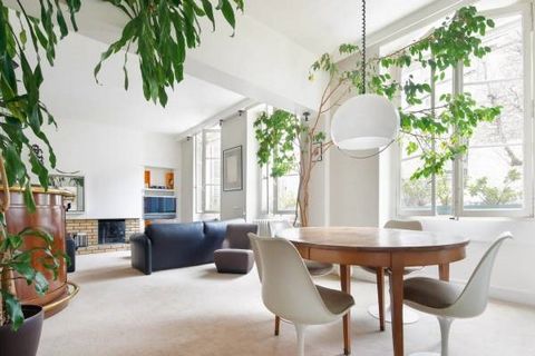 A stone's throw from the Church of Saint-Germain-des-Prés, on the 1st floor of a beautiful old building without elevator, a 79 m2 apartment between two courtyards, in absolute calm, comprising: Entrance Living room with fireplace Dining room 2 bedroo...