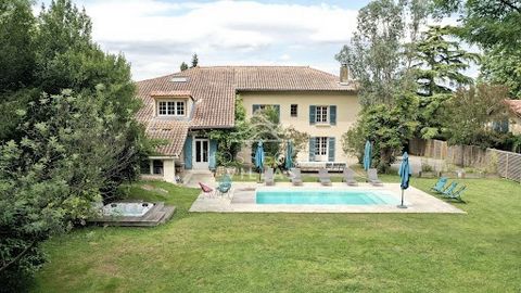 Only 15 minutes from the town centre of Hossegor, in the town of Saubrigues, a charming and dynamic village, let yourself be enchanted by the Villa A NOSTA nestled in a green setting. In a beautiful and green setting there are two independent and rec...