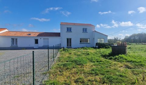 Sector le Clion sur Mer, sells completely renovated house offering a first part on one level with a living room open to fitted kitchen, pantry, veranda, 2 bedrooms, a shower room as well as a 2nd part with entrance to living room open kitchen A/E, a ...