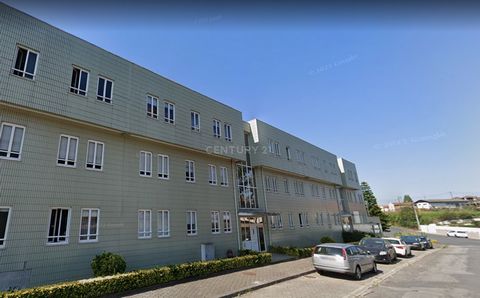 Excelente apartamento T3 com uma área total construída de 149 m2, situado em Nogueira da Regedoura. Apartamento situado no 1º em prédio sem elevador com lugar de garagem e arrumos. Localizado numa zona residencial muito tranquila com proximidade às p...