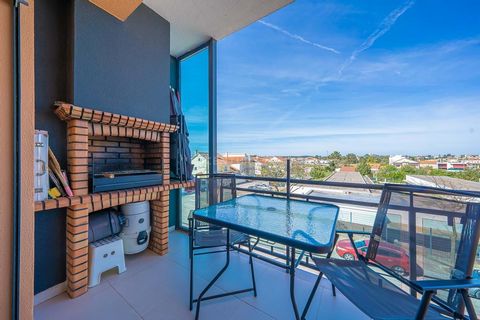 You are looking for a modern and well located 2 bedroom apartment in Quinta do Conde - Pinhal do General. You have this fantastic apartment waiting for you. in excellent condition. Two bedrooms, with a wardrobe, living room with open space kitchen, e...