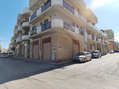 PUGLIA - RUTIGLIANO (BA) - VIA JAPIGIA In Rutigliano, a corner commercial space located in a high traffic area is offered for sale. With a surface area of 80 m2, the venue has large spaces that can be used in various ways to satisfy the commercial ne...