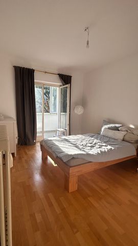 Property description The 3-room rental flat is located on the 1st floor of a well-kept apartment block with a total of 7 residential units. The flat has a conservatory with a view of the greenery. There is a communal washing machine and tumble dryer ...