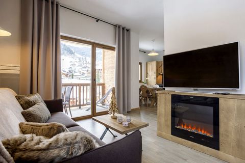 Résidence La Clé des Cimes offers charming, modern and comfortably furnished apartments. A pair of large, new chalets houses hundred of apartments of different sizes. All is built in local style and exudes class with lots of wood, natural stone and g...