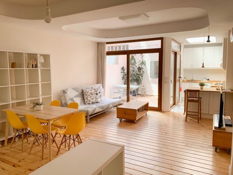 Hello! Here you have the shelter of an architect. I recently renovated it to live in it. All the details were made thinking about maximum comfort: central heating radiators, air conditioning, acoustic windows with double glazing, kitchen with solid o...