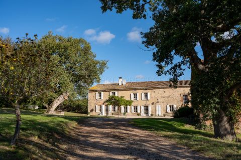 Au pays de Cocagne, également nommé le grenier à blé du Languedoc, se découvre une belle propriété rurale sur ses 33 hectares de terres irriguées. Une charmante longère en pierres de pays propose 400 m² habitables environ avec 5 chambres et une dépen...