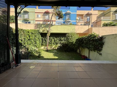 Townhouse in residential Parque Clavero, has a constructed area of 250 meters distributed on 4 floors, the main floor is distributed in entrance hall, guest toilet, kitchen with exit to covered porch and living room also with exit to covered porch an...