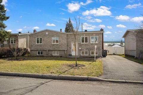 Beautiful single-storey house with 3 bedrooms on the ground floor and a bedroom in the basement, 2 bathrooms including one in the basement, lots of storage. Work workshop in the basement. Fenced backyard with shed. Outdoor parking that can accommodat...