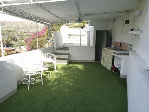 Property pending registration, so it is not possible to obtain a mortgage. OPPORTUNITY - IDEAL TO EXPLOIT AS A VACATION HOME... ! Beautiful newly renovated house located in Tafira Baja a few meters from the Canary Garden, in a quiet, quiet and centra...