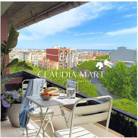 CLAUDIA MART REAL ESTATE sells a magnificent home with balcony terrace and in an unbeatable location. LUXURY of living with stunning VIEWS + LARGE BALCONY. It is a unique property, it is a penthouse in Cambrils near schools supermarkets bazaar all se...