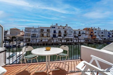 Magnificent ground floor apartment overlooking the canal close to the beach and the town centre. Located in a small three-level residence, this property will seduce you with its condition and surroundings. The apartment has a nice living room with a ...