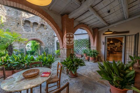 Elegant 196 sqm apartment in the historical centre of Castiglion Fiorentino, with a total of 3 bedrooms, 3 bathrooms, an exclusive courtyard, about 250 sqm of storage and a garden of about 450 sqm. Within the beautiful historical centre of Castiglion...