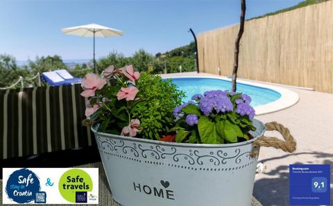 Boasting mountain views, Holiday Home Rupotina with a large yard, pool and a beautiful view features accommodation with free bikes and a balcony, around 3.7 km from Salona Archeological Park. This holiday home has a rooftop pool, a garden, barbecue f...