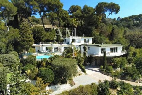 AMANDA PROPERTIES biedt u deze exclusieve villa van 280m² aan in een rustige omgeving met een panoramisch uitzicht op zee over de oogverblindende baai van Cannes, omgeven door een tuin van 2000m². Deze villa bestaat uit een woonkamer van 80m², ingeri...