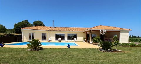 Superb recent villa, South Royan, magnificent estuary view, RT 2012, seismic construction, located in Arces, small quiet village, close to Meschers and the beaches of the Atlantic coast. This architect-designed property of approximately 220 m2 offers...