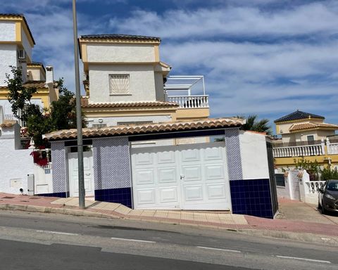 Beautiful Four Bedroom Quad Villa for sale in Ciudad Quesada with solarium,communal pool and fully tiled terraces close La Marquesa, Ciudad Quesada close to Torrevieja and Guardamar del Segura This villa is far from the typical 'blue top' found in th...
