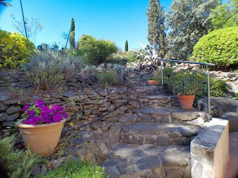 PEZENAS in 7km Ausschließlich!! Wunderschönes Haus auf einer Etage, Im Erdgeschoss befindet sich eine große Garage von ca. 111m2 mit automatischem Tor Im 1. Stock befindet sich ein schöner Eingang, der zu einem Doppelwohnzimmer mit Kamin führt, das n...