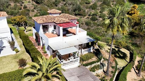 PRIVATE DETACHED VILLA WITH SEAVIEWS NEAR AMENITIES A rare opportunity to purchase a lovely villa in a small community in Calahonda, 15 minutes from Marbella. Right in the countryside but very convenient situated near to the shops, restaurants, sport...