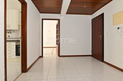 Identificação do imóvel: ZMPT566411 Excelente apartamento T2 em Queluz, repleto de conforto e praticidade, em localização privilegiada. Com dois quartos espaçosos, uma sala acolhedora, cozinha equipada e uma ótima área de serviço, este imóvel é ideal...