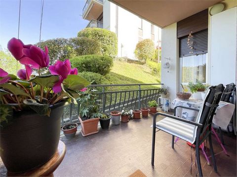 In Campione d'Italia Ebuyhouse offers for sale a nice 3.5-room apartment. Immersed in absolute tranquility, bright and well finished, close to the center of the village, this charming apartment is organized in the following way: - Mezzanine first flo...