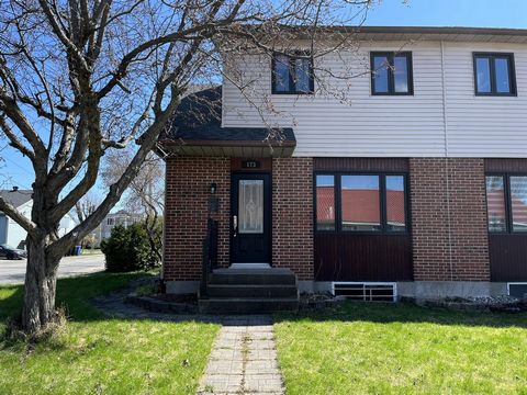 Charming two level semi-detached located within walking distance of the Collège de Valleyfield, the marina and an elementary school. It has three bedrooms upstairs, a large family room and an open concept main floor. The intimate courtyard and 20 ft....