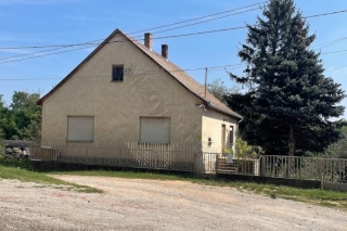 Price: €48.063,00 Category: House Area: 90 sq.m. Plot Size: 649 sq.m. Bedrooms: 2 Bathrooms: 1 Location: Countryside £41\'087 Commission to be added Good house in Döbrököz, 10 minutes from the thermal baths of Gunaras. The house is habitable, althoug...