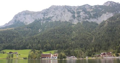 Welkom in je gezellige toevluchtsoord te midden van de adembenemende schoonheid van Siegsdorf, waar de sereniteit van de bergen en de rust van het meer elkaar ontmoeten. Dit charmante appartement biedt een idyllische ontsnapping voor twee, waardoor h...