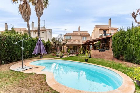 Welkom in dit prachtige pand gelegen in de prestigieuze urbanisatie Alfinach, in Puzol, Valencia. Deze prachtige vrijstaande villa biedt een luxe levensstijl in een bevoorrechte natuurlijke omgeving tussen de Sierra Calderona en de Middellandse Zee. ...