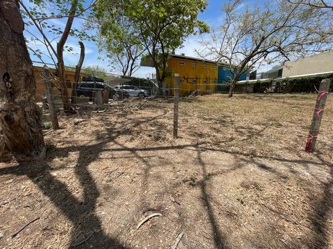 Nestled amidst the vibrant energy of downtown Tamarindo, this mixed-use residential and commercial lot embodies the epitome of coastal living and entrepreneurial spirit. Boasting 267 square meters of prime real estate, it offers a unique canvas for t...