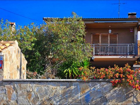 Townhouse in the best area of Baronia del Mar, it has 189m2 built with 315m2 of plot, of which 77m2 correspond to the porch on the ground floor and 20m2 correspond to garage-warehouse, on the 1st floor there are 93m2 that correspond to the house, loc...