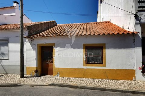 Casa de Muge is a property located in the picturesque and full of history, village of Muge, Municipality of Salvaterra de Magos. This property, despite needing recovery intervention, has incredible potential. With a nostalgic architecture and aura, i...