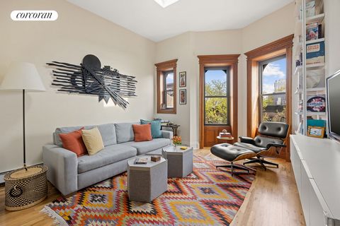 On tree-lined Lincoln Place, enjoy fantastic views of downtown Brooklyn and the Manhattan skyline from YOUR LARGE ROOFDECK when you own this lovely, renovated Park Slope two-bedroom, one-bath coop apartment. With three exposures, the first thing you'...