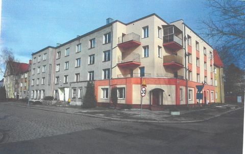 PKP S.A. Real Estate Management Branch in Wrocław presenteert een voorstel voor de verkoop van een commercieel pand dat ooit werd gebruikt als arbeidershotel, gelegen op alle verdiepingen van het gebouw met een ingang vanaf de straat - de voorkant va...