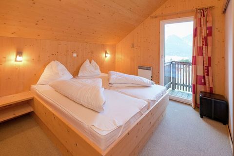 Ten wolnostojący, luksusowy drewniany domek dla maksymalnie 8 osób znajduje się w alpejskiej wiosce z kilkoma domkami, bezpośrednio w miejscowości Hohentauern na słonecznym zboczu z imponującymi widokami na góry, wyciąg narciarski i wioskę. Domek jes...