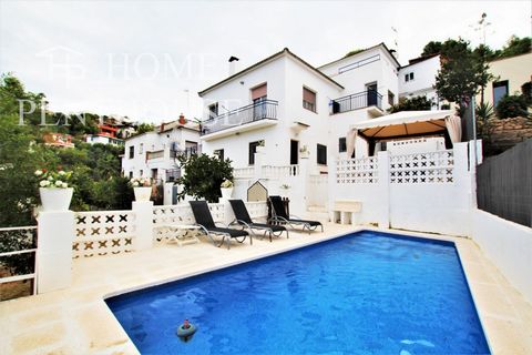 House WITH TOURIST LICENSE with garden, barbecue and private pool in the Quint Mar Urbanization in Sitges (5 minutes by car from the beach and the center of Sitges). It is ideal for 2 - 3 families with children. It is distributed over 3 floors with 2...