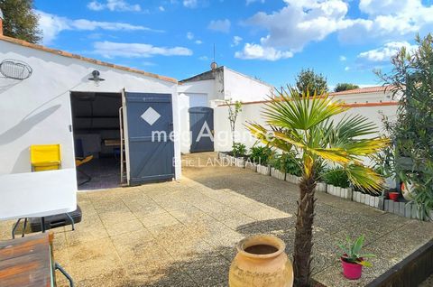 The charm of the old in the historic heart of Ile d'Olonne. Eric Landreau, megAgence consultant in Les Sables d'Olonne, offers you this century-old house, nestled in the shopping center of this pretty town. Its large living room opens onto a fitted a...