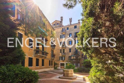 Walking along the picturesque Fondamenta dei Cereri, which owes its name to the transportation of waxes during religious festivities, we find the elegant entrance to the condominium, equipped with a garden and communal septic tanks. As we climb the s...